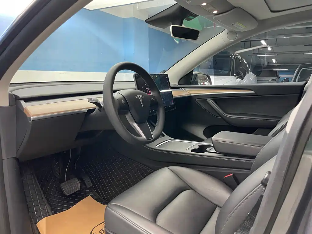 Tesla Model Y — фото 13