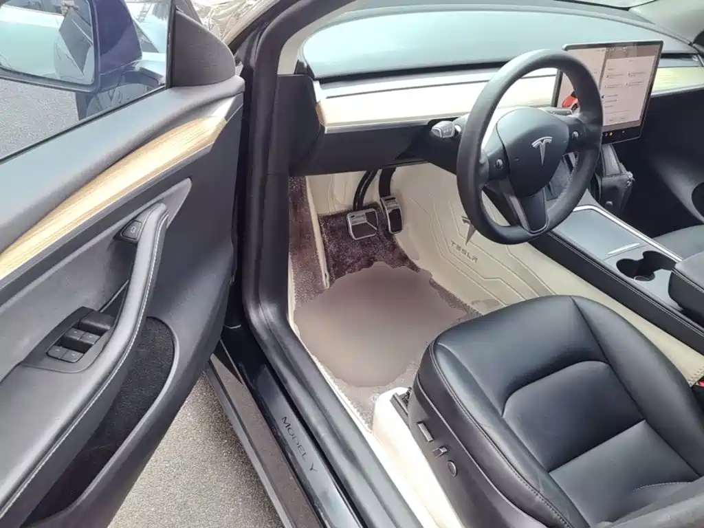 Tesla Model Y — фото 16