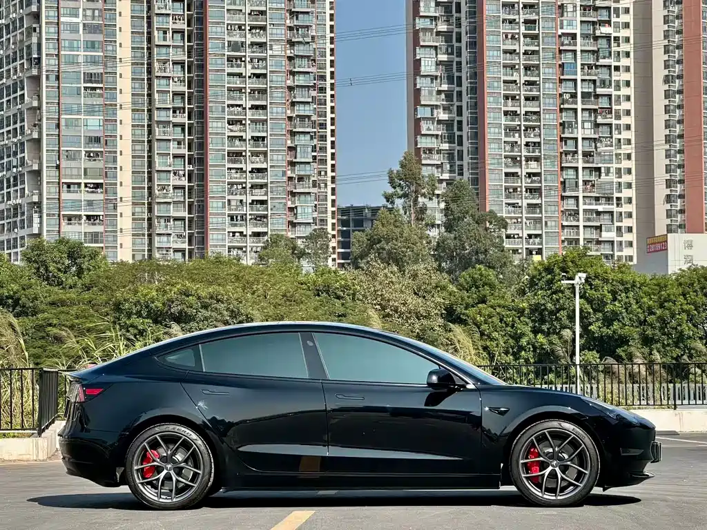 Tesla Model 3 — фото 11