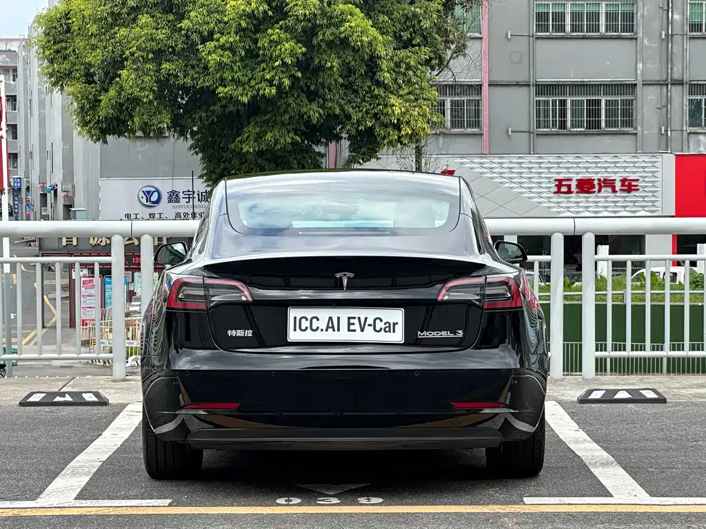 Tesla Model 3 — фото 14