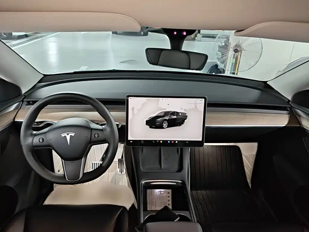 Tesla Model Y — фото 10