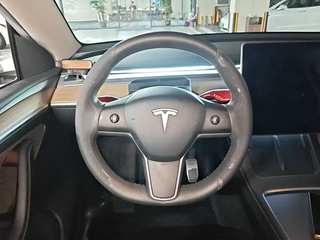 Tesla Model Y — фото 11