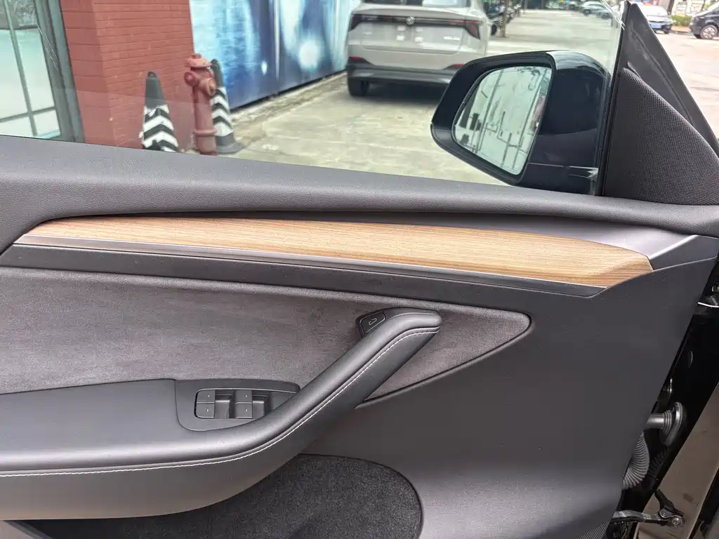 Tesla Model Y — фото 11