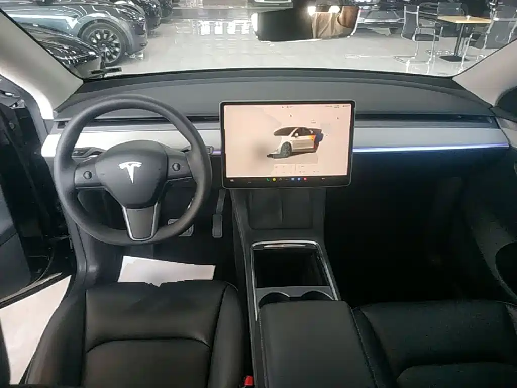 Tesla Model Y — фото 10