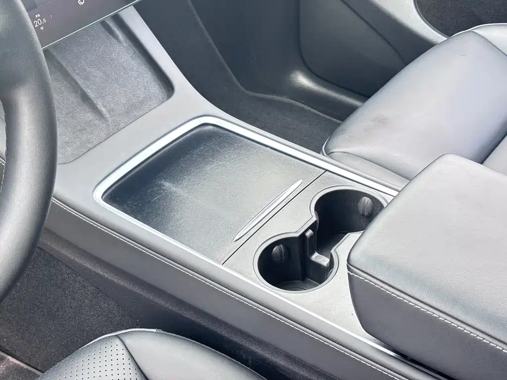 Tesla Model Y — фото 19