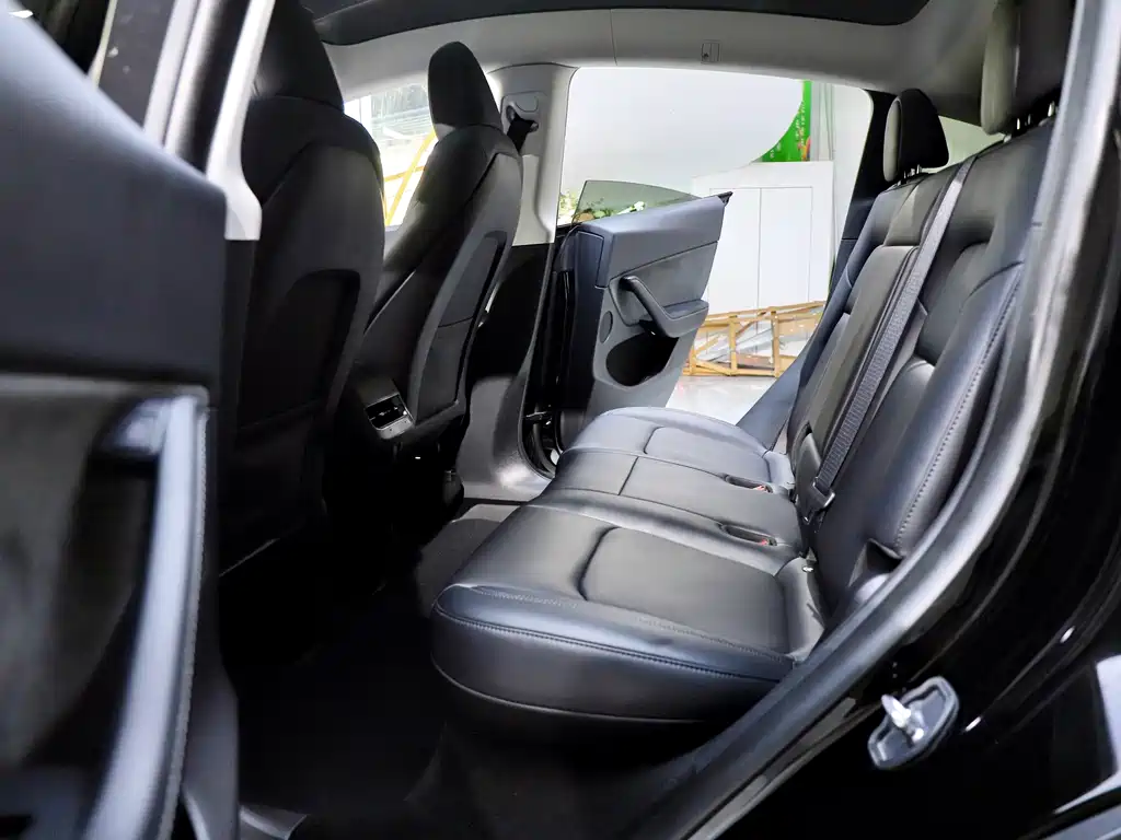 Tesla Model Y — фото 13