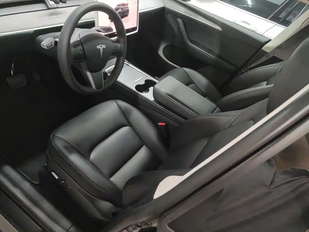 Tesla Model Y — фото 15
