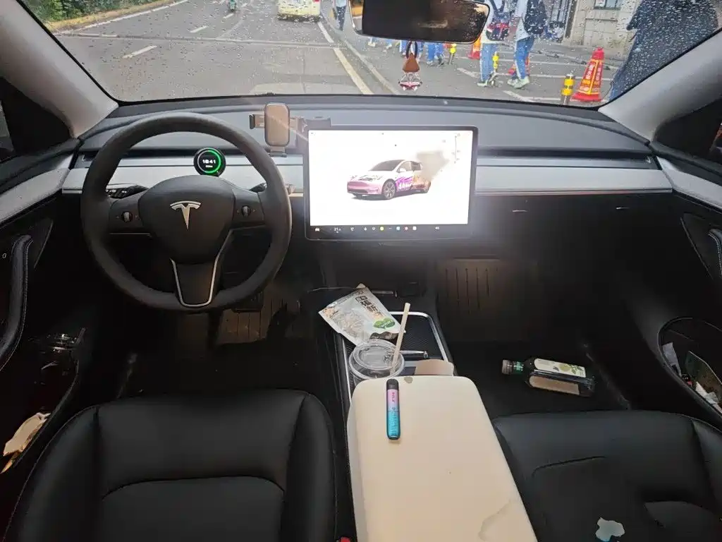 Tesla Model Y — фото 13