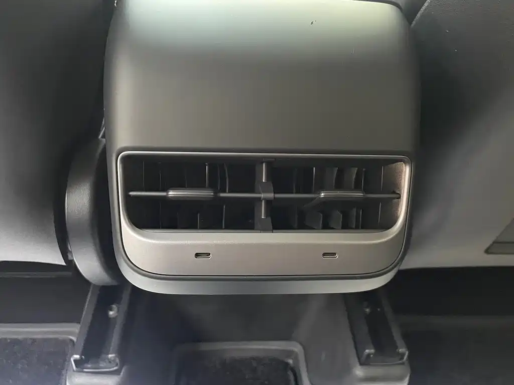 Tesla Model Y — фото 15