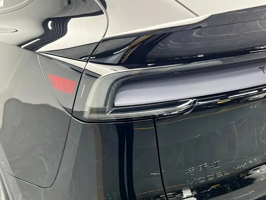 Tesla Model Y L — фото 11