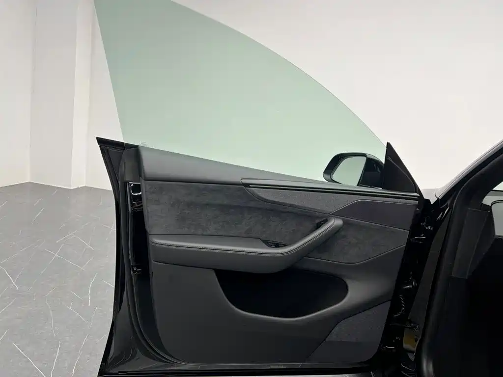Tesla Model Y L — фото 14