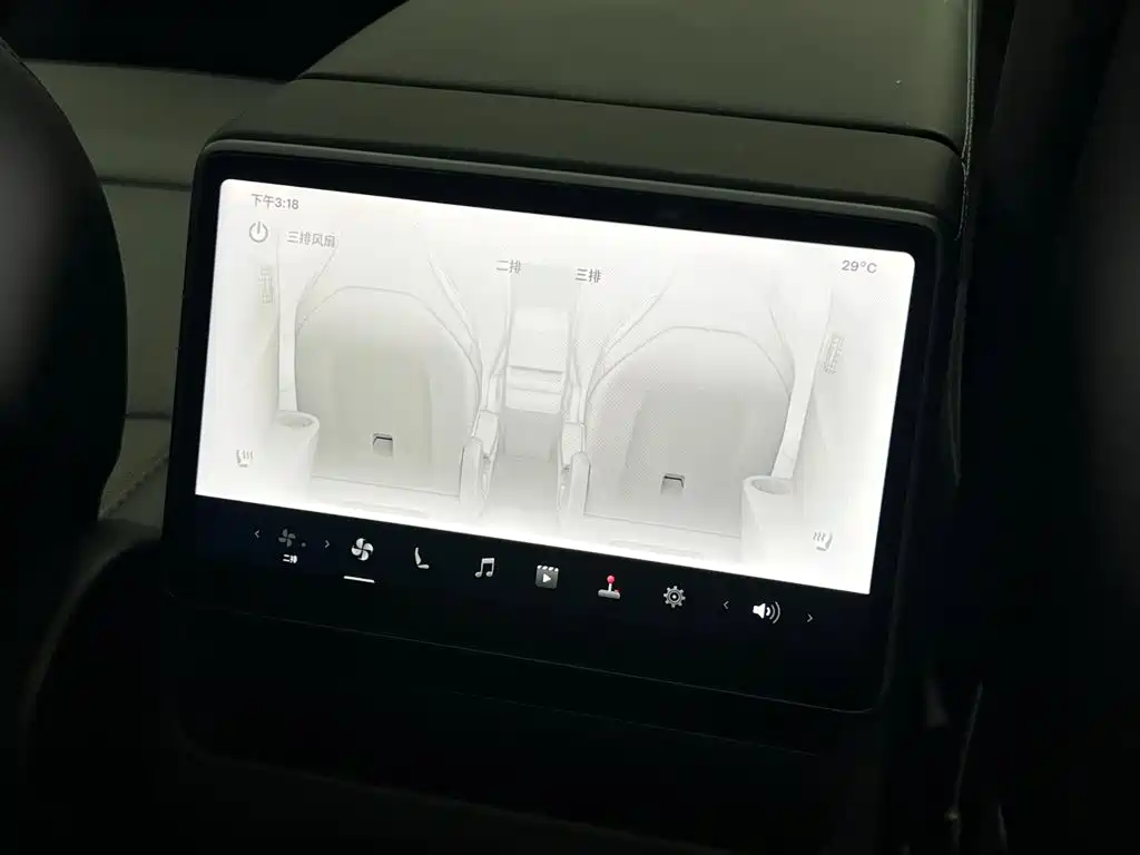 Tesla Model Y L — фото 21