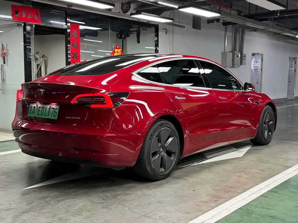 Tesla Model 3 — фото 11