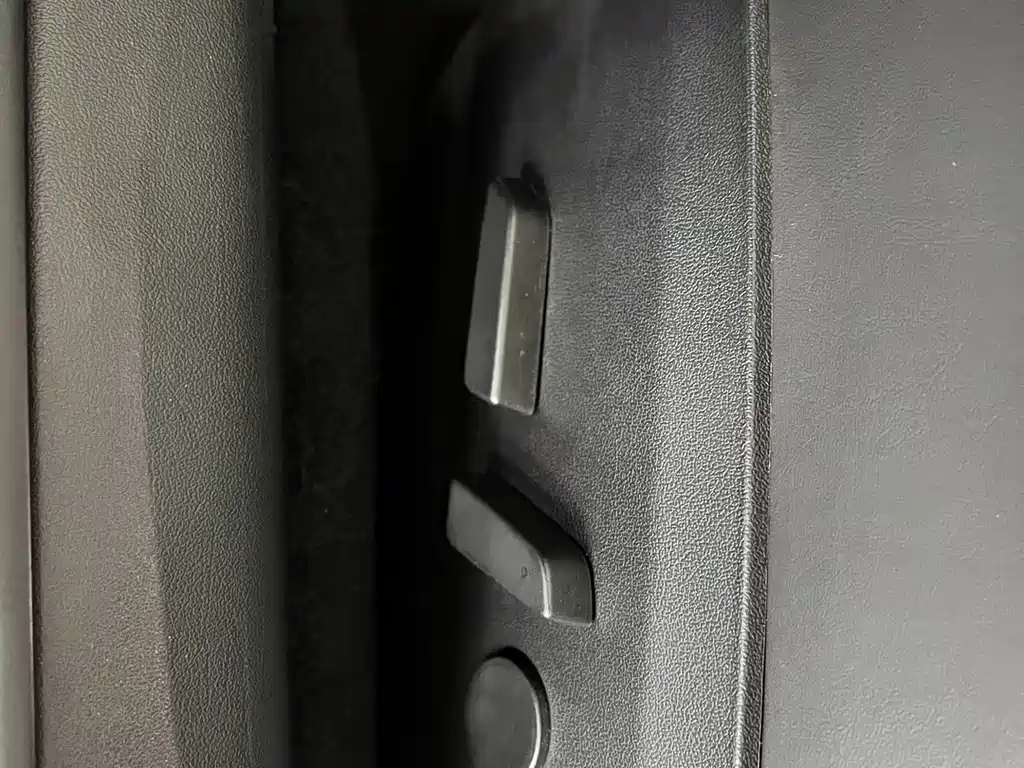 Tesla Model 3 — фото 9