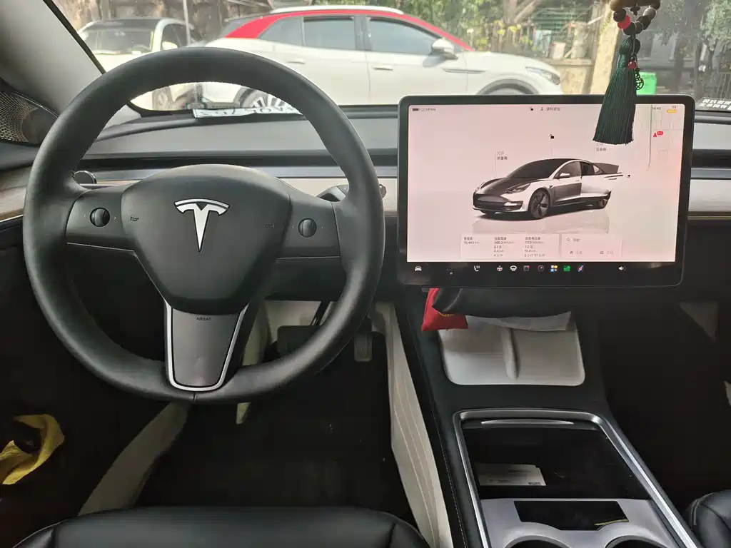 Tesla Model 3 — фото 9