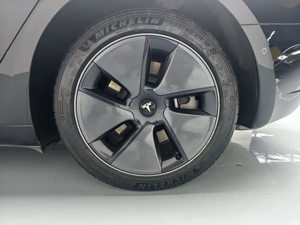 Tesla Model 3 — фото 11