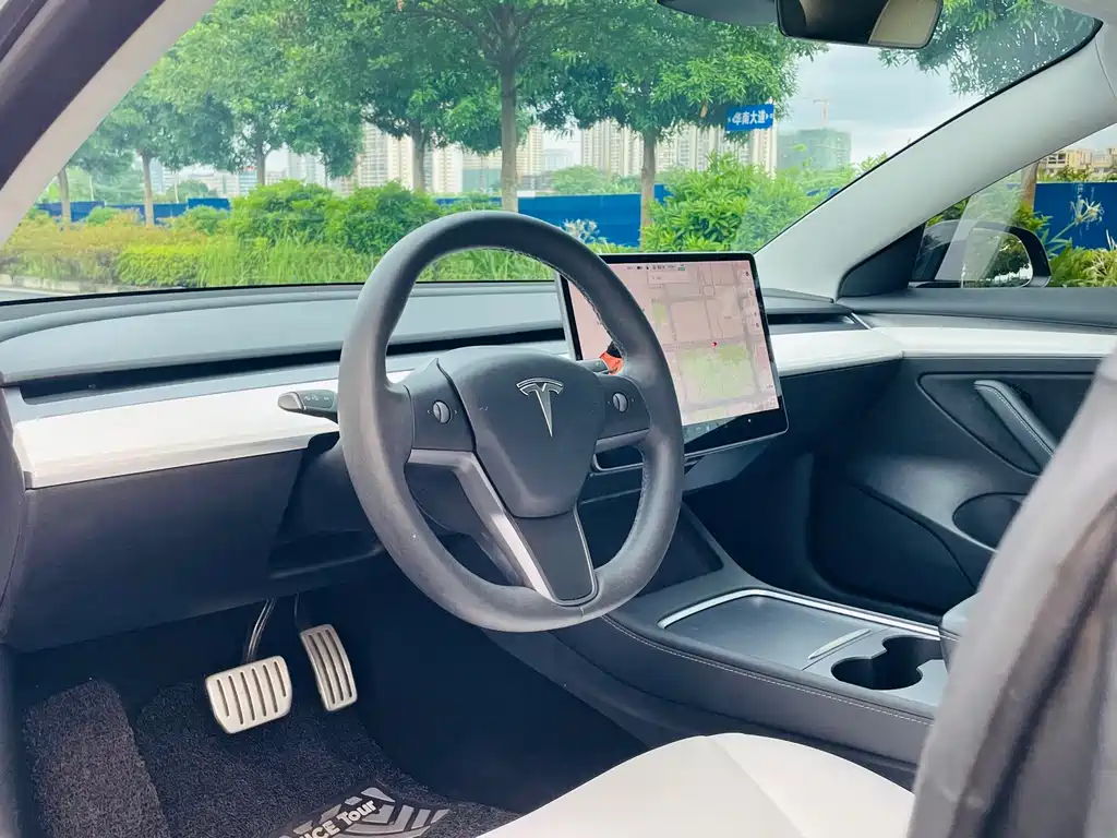 Tesla Model 3 — фото 17