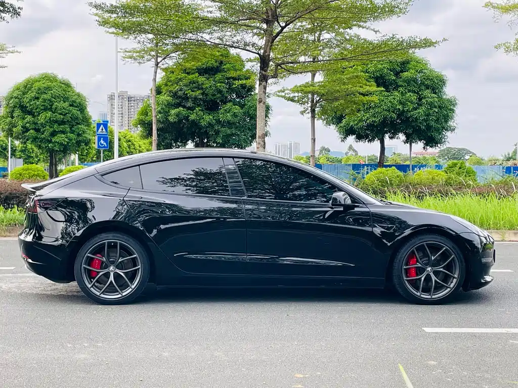 Tesla Model 3 — фото 4