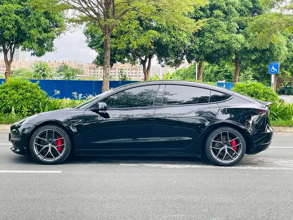 Tesla Model 3 — фото 8
