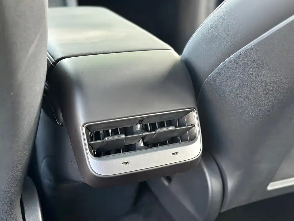 Tesla Model Y — фото 14