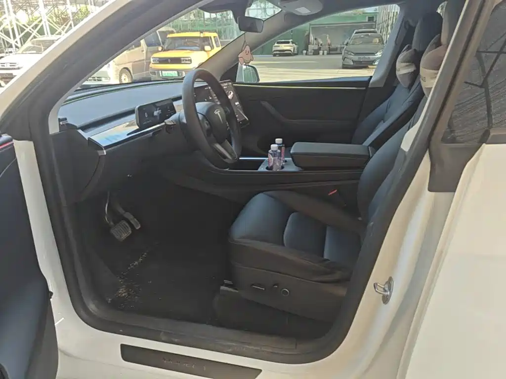 Tesla Model Y — фото 15