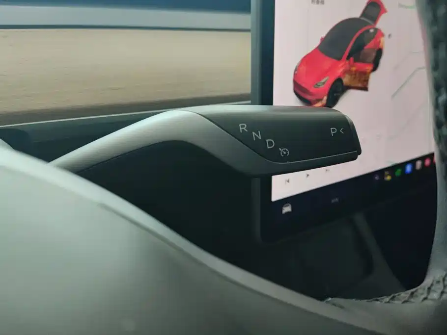 Tesla Model Y — фото 16
