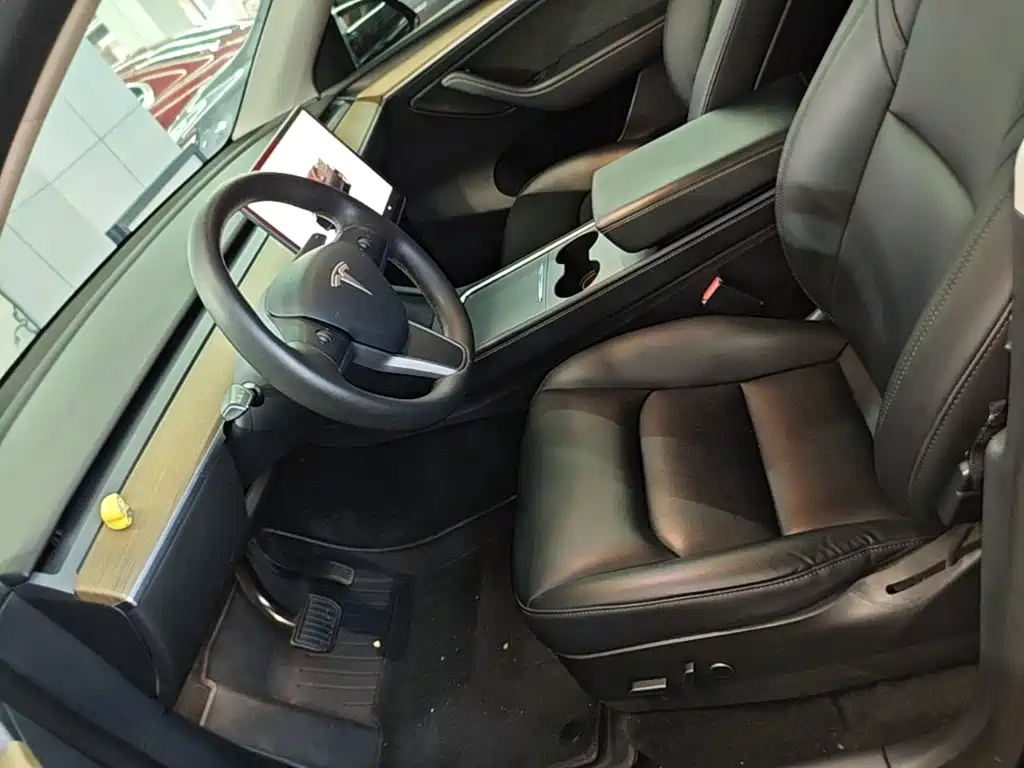 Tesla Model Y — фото 15