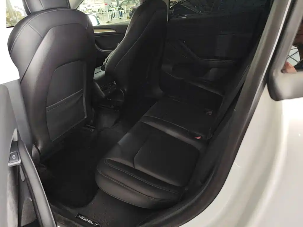 Tesla Model Y — фото 17