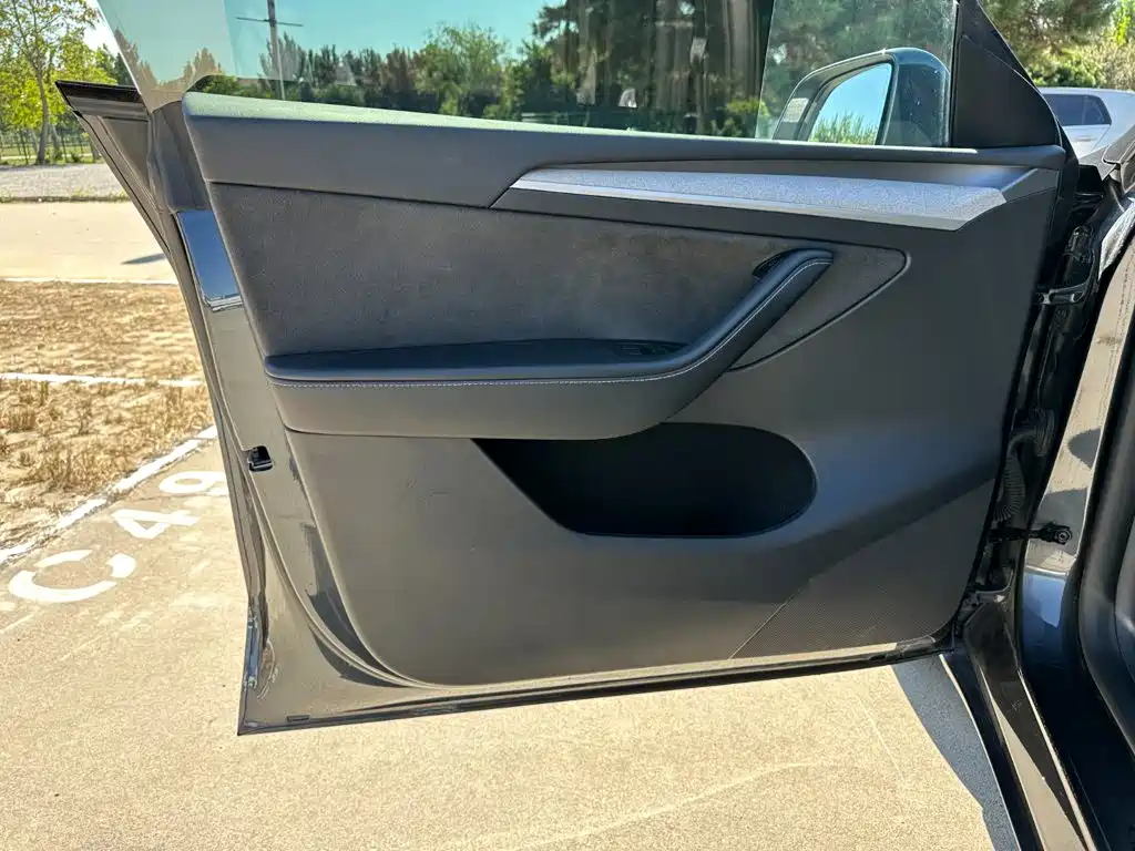 Tesla Model Y — фото 13
