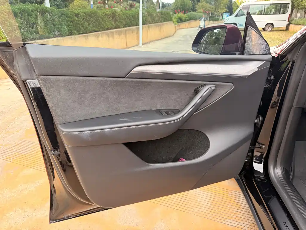Tesla Model Y — фото 11