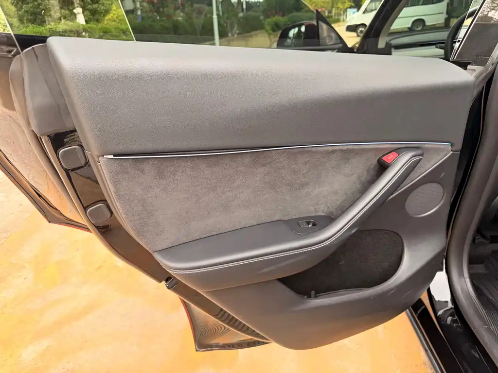 Tesla Model Y — фото 15
