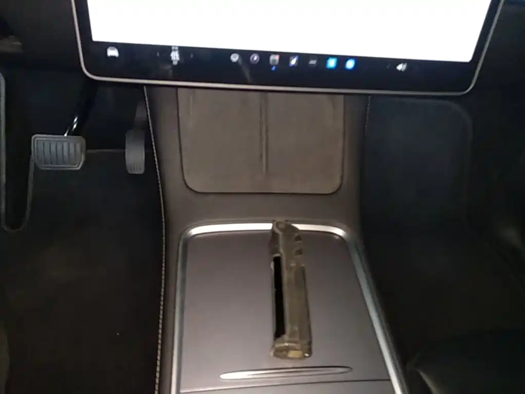 Tesla Model Y — фото 14