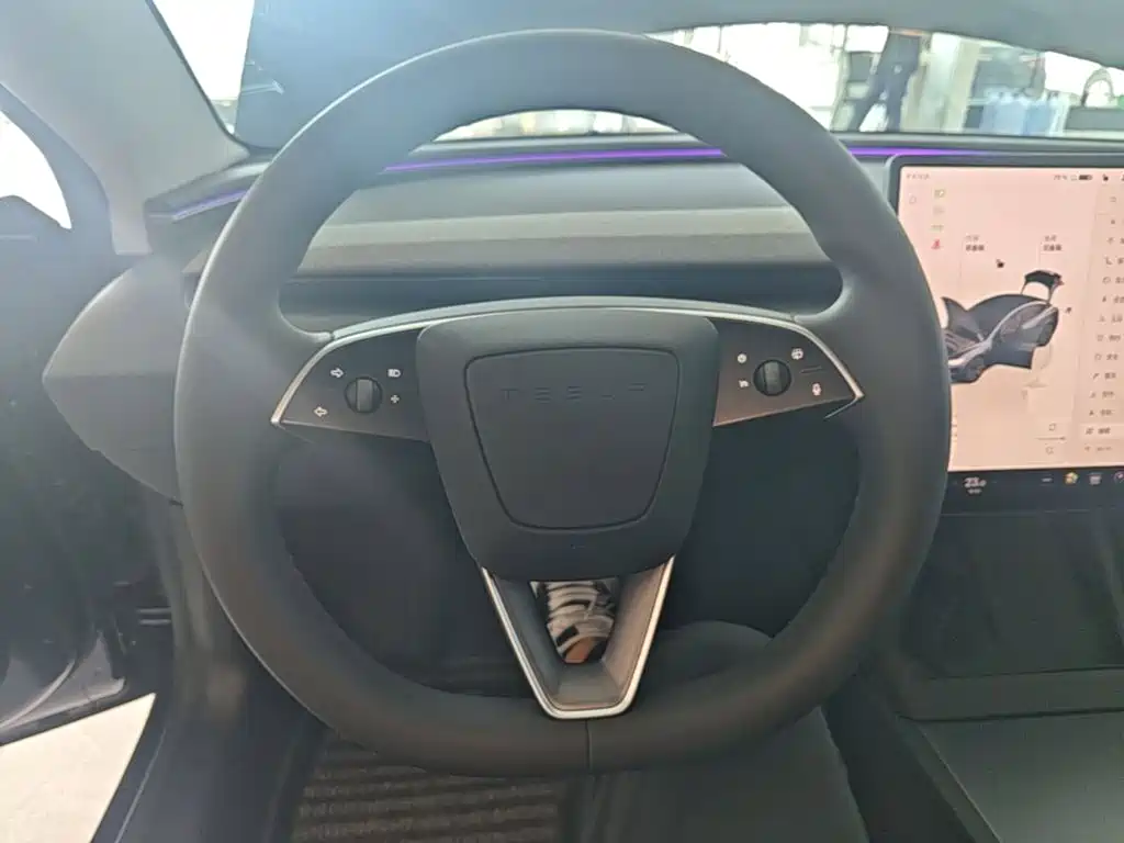 Tesla Model 3 — фото 11