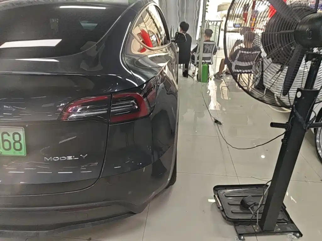 Tesla Model Y — фото 8