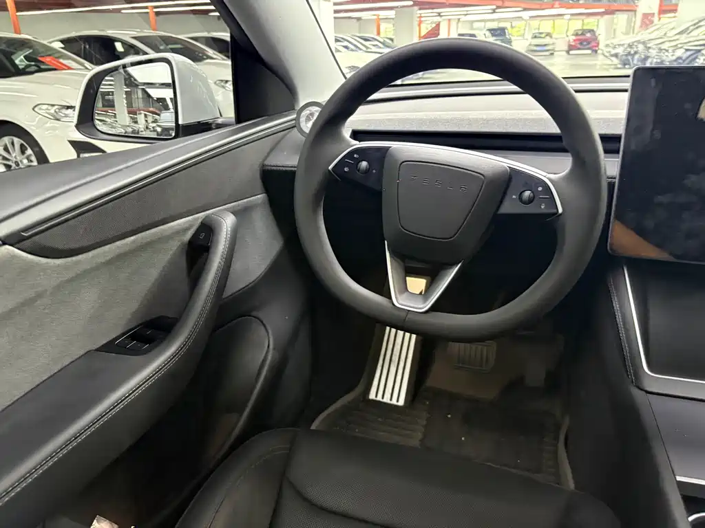 Tesla Model Y — фото 8