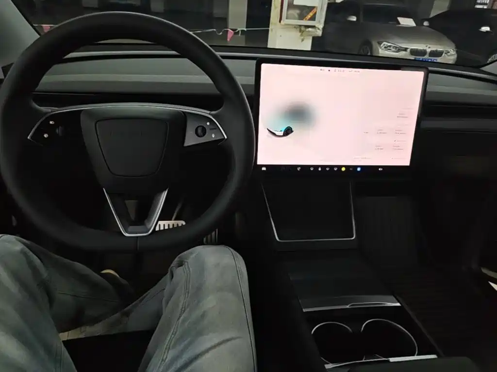 Tesla Model Y — фото 10