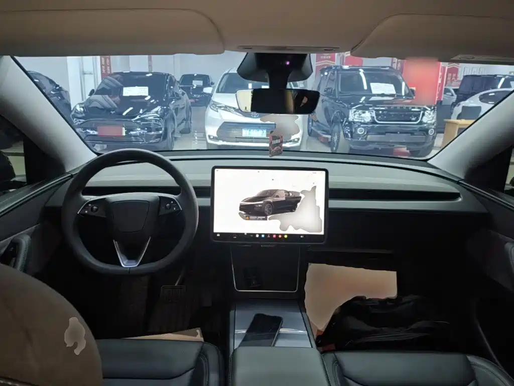 Tesla Model Y — фото 10