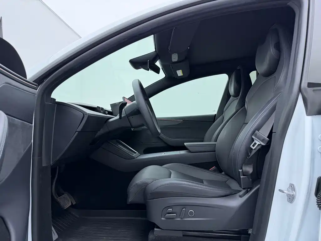 Tesla Model Y L — фото 11