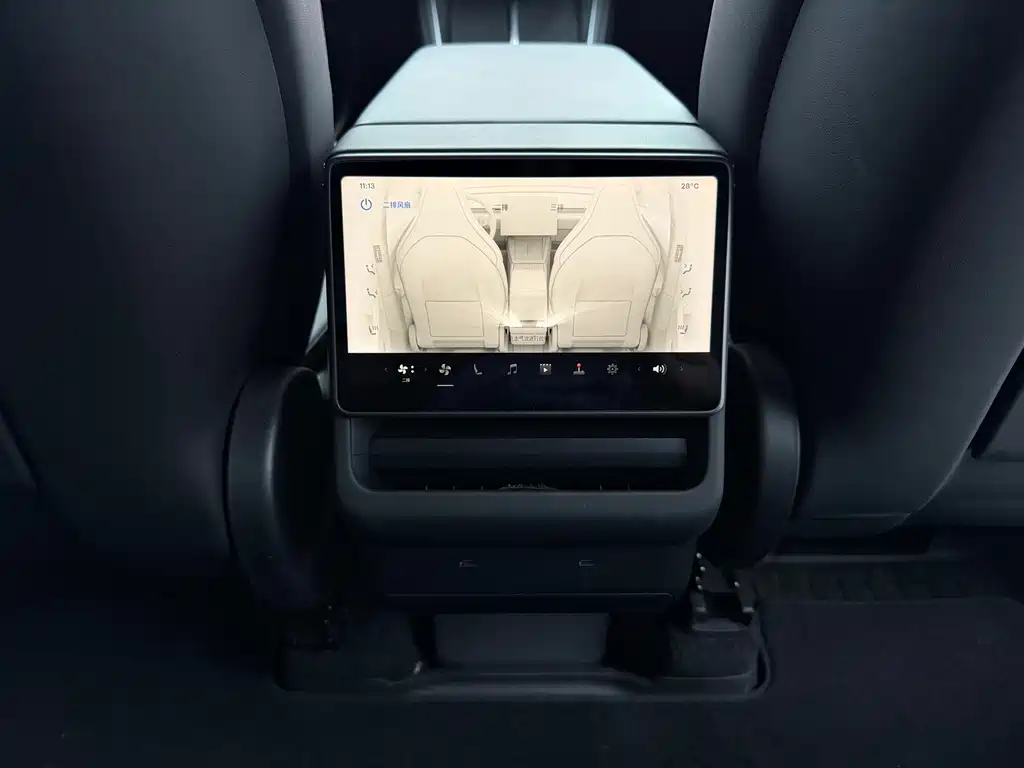 Tesla Model Y L — фото 17