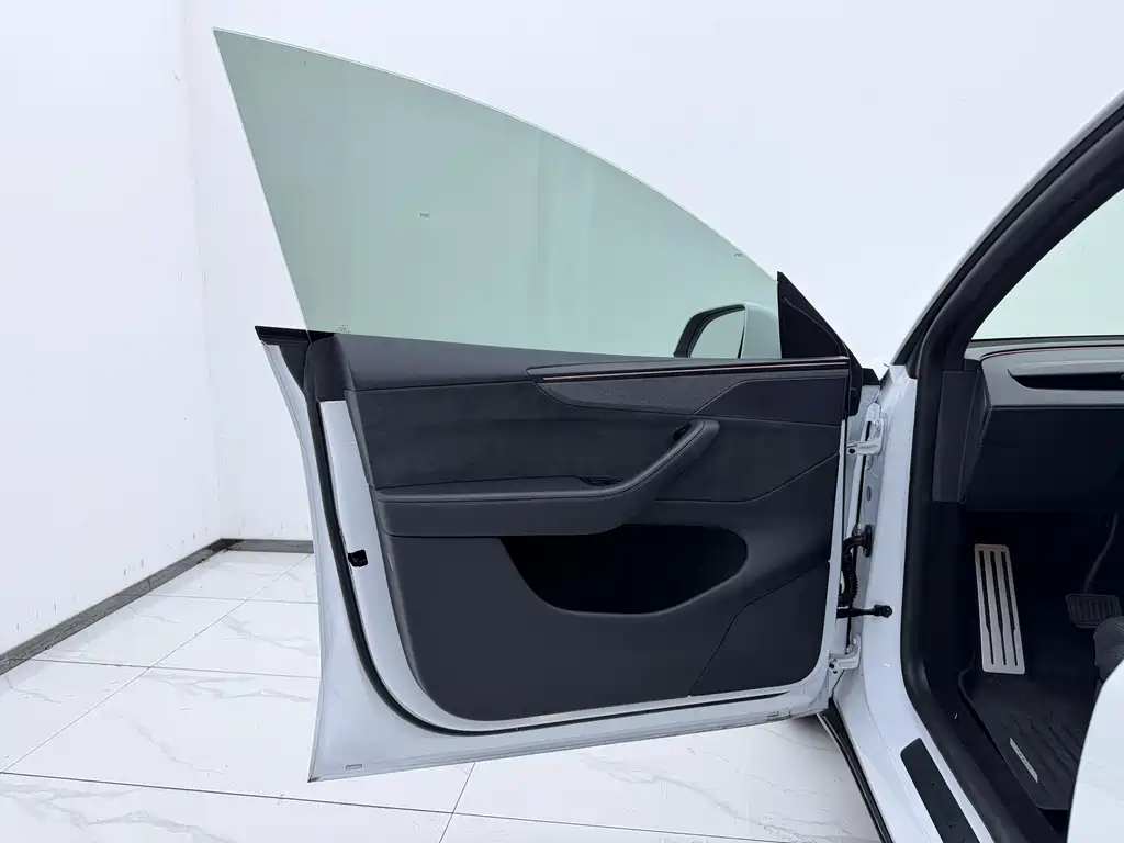 Tesla Model Y L — фото 9