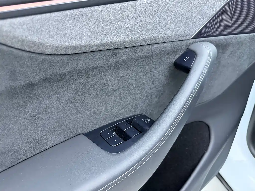 Tesla Model Y L — фото 10