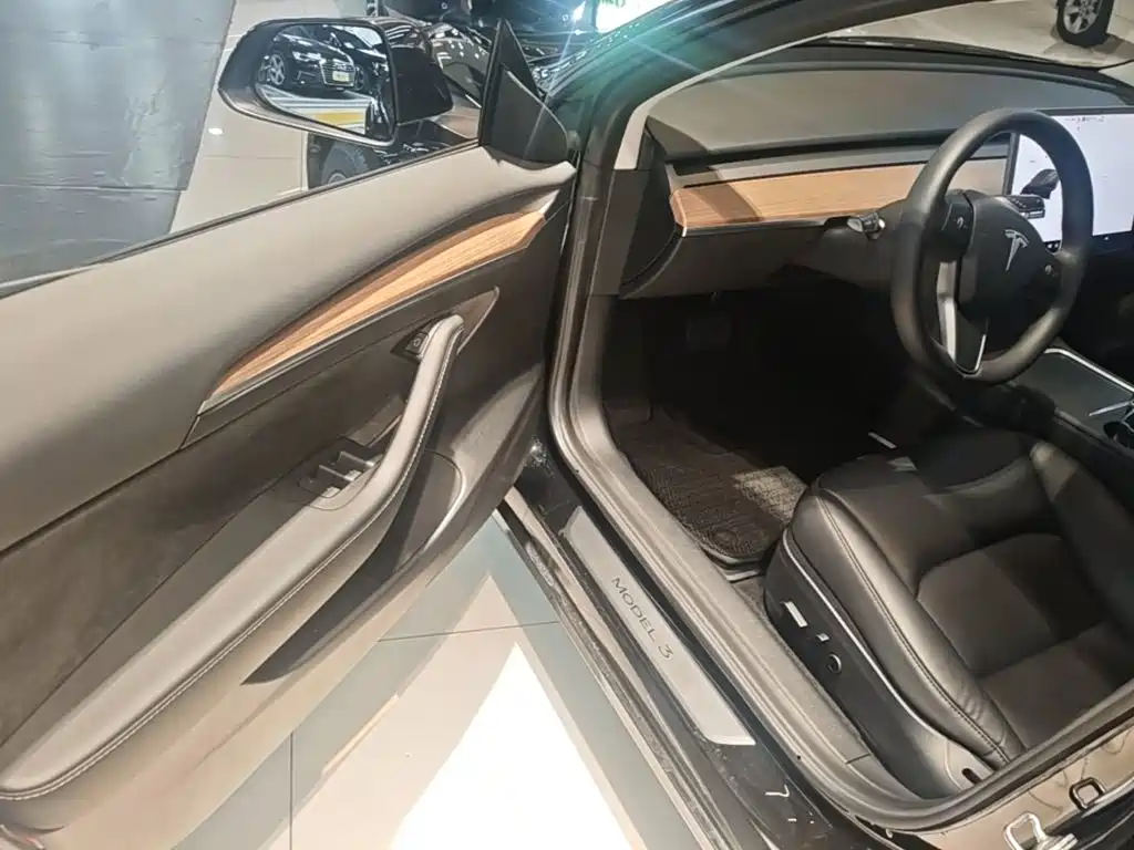 Tesla Model 3 — фото 16