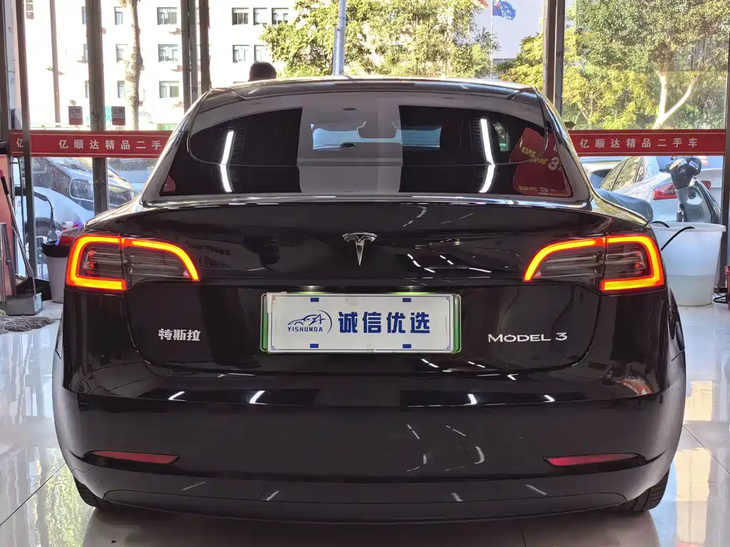 Tesla Model 3 — фото 10