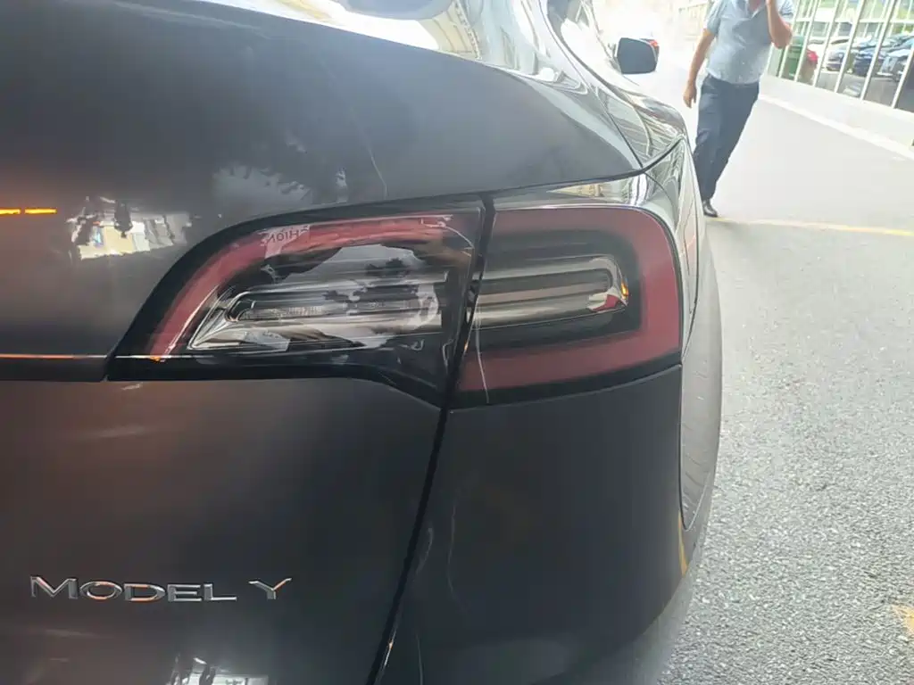 Tesla Model Y — фото 8