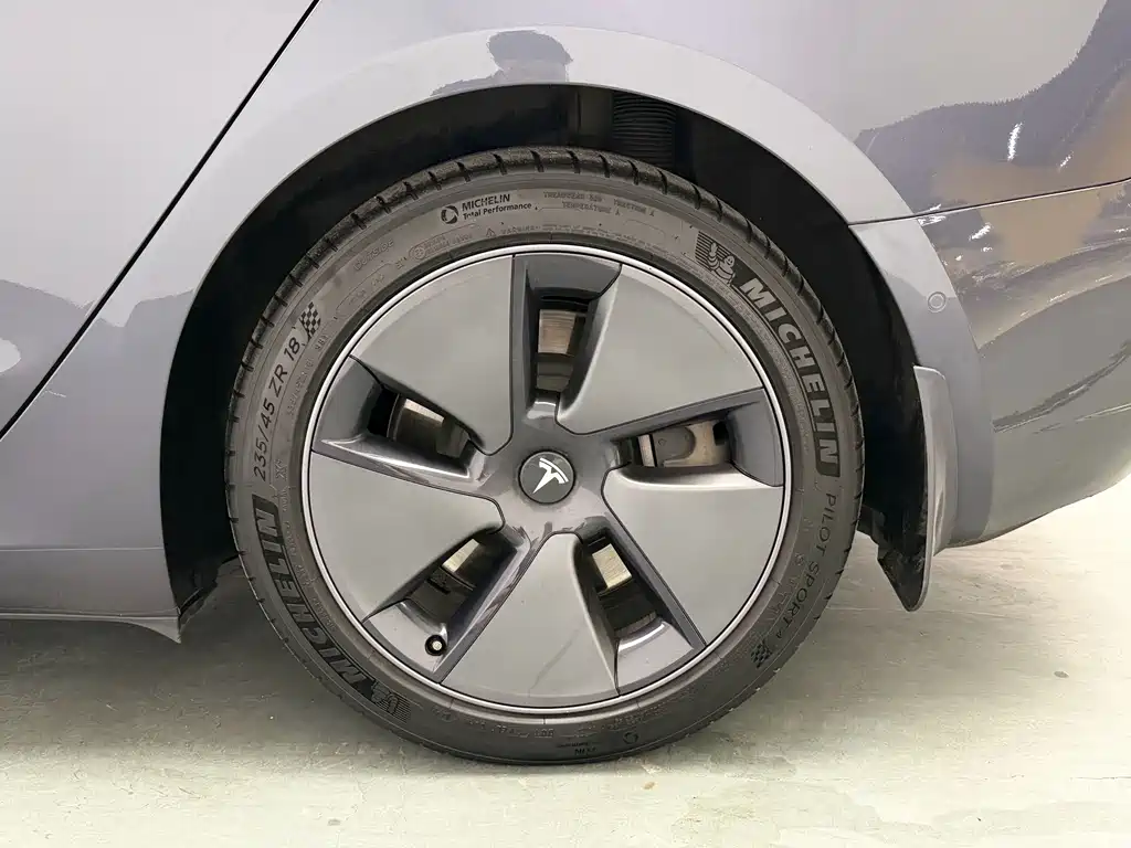 Tesla Model 3 — фото 14