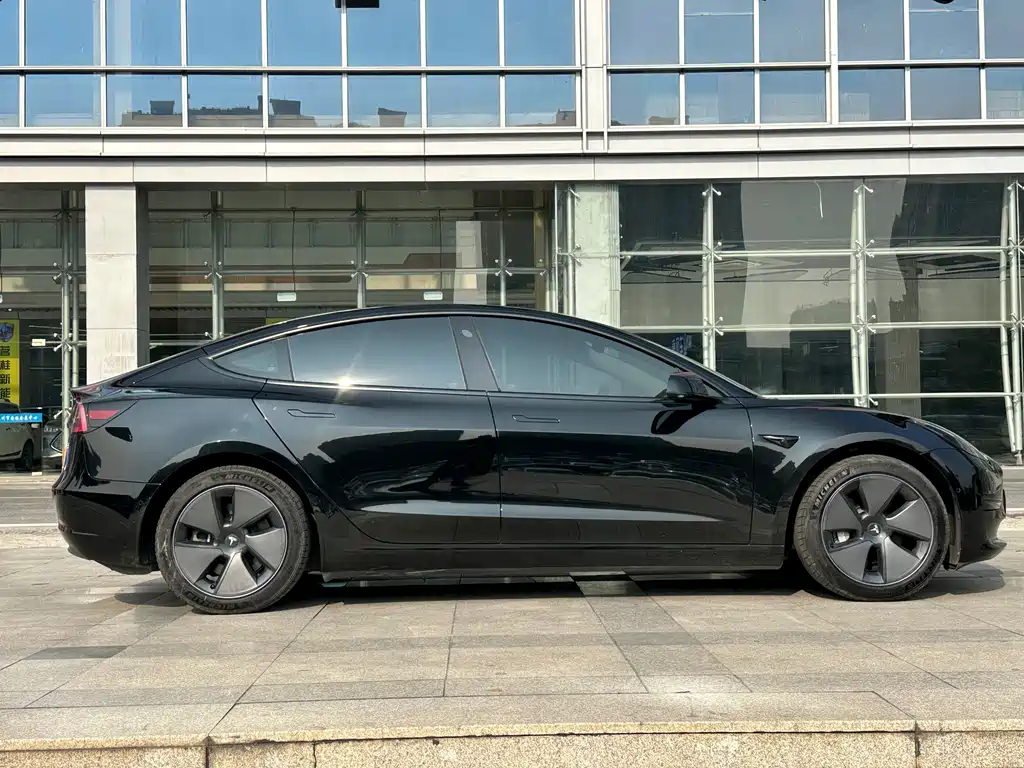 Tesla Model 3 — фото 11