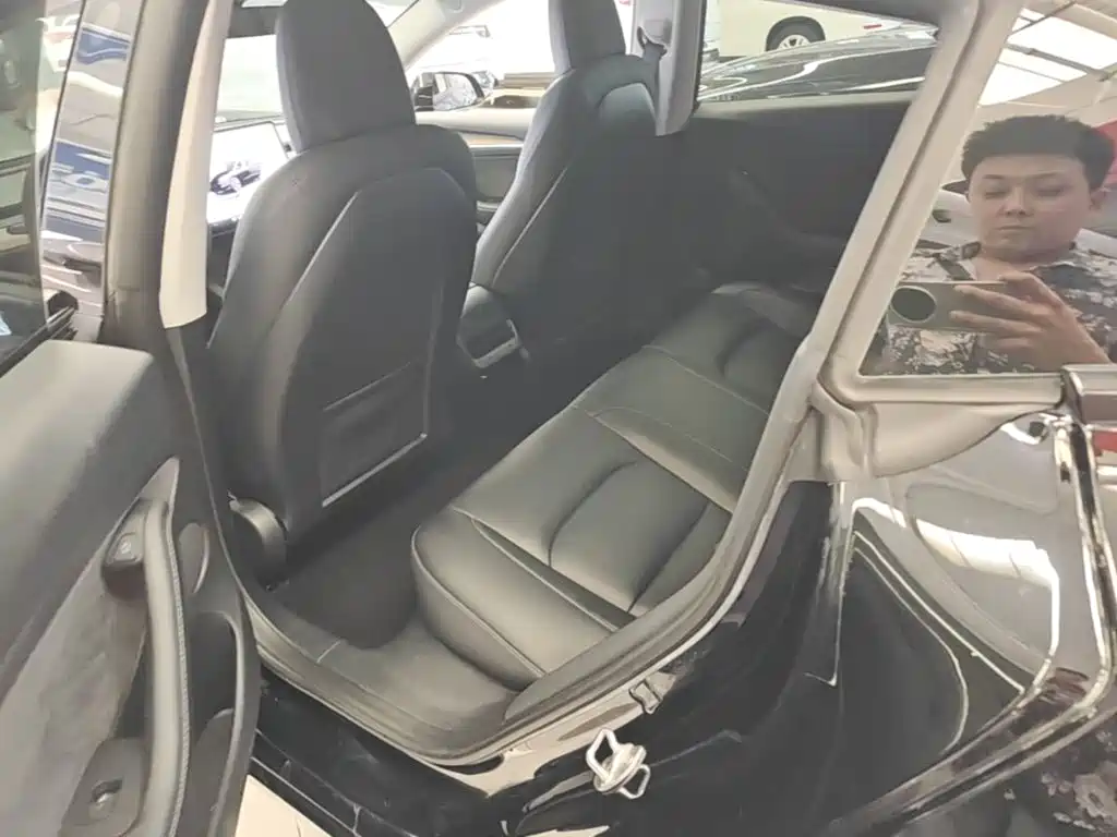 Tesla Model 3 — фото 17