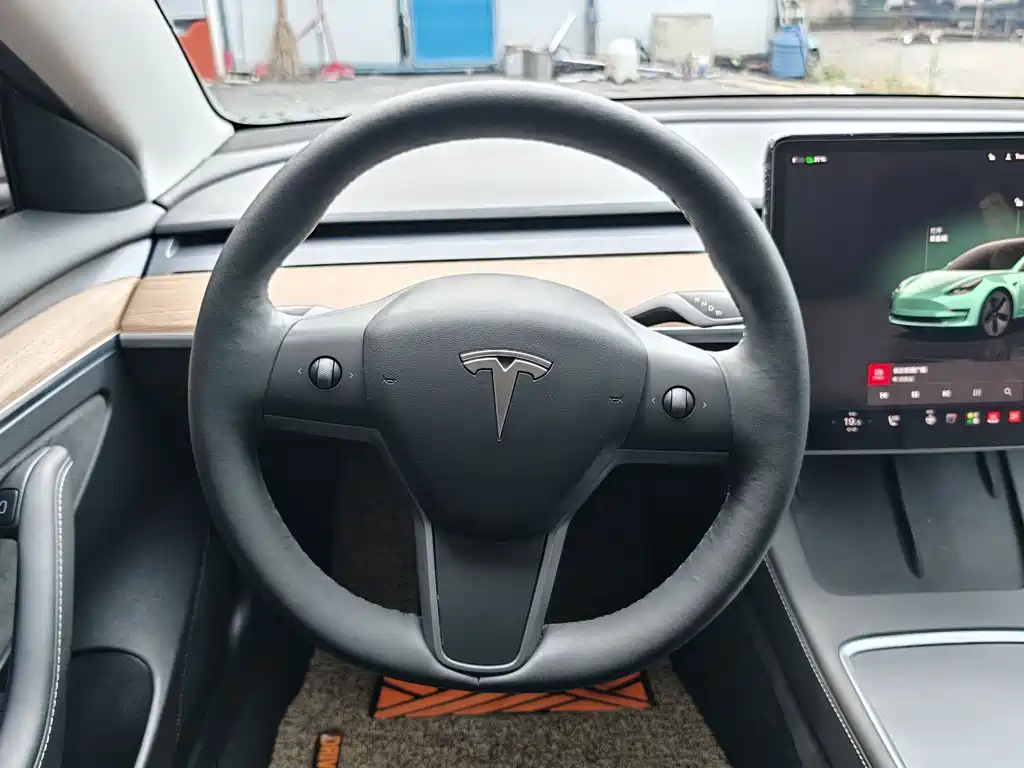 Tesla Model 3 — фото 11