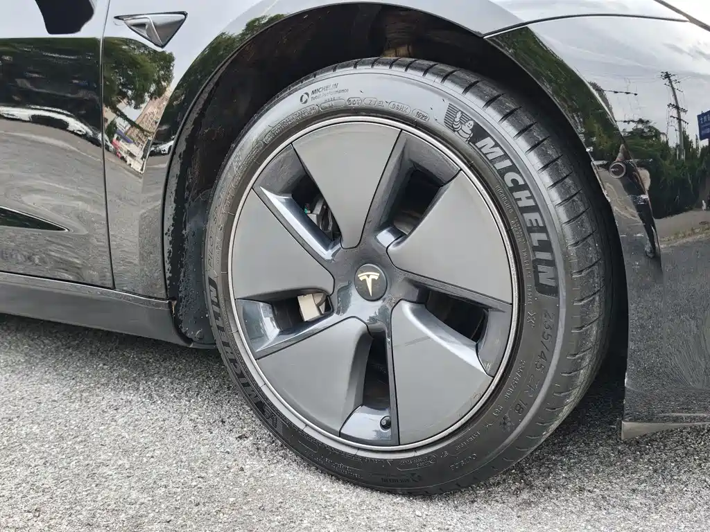 Tesla Model 3 — фото 17