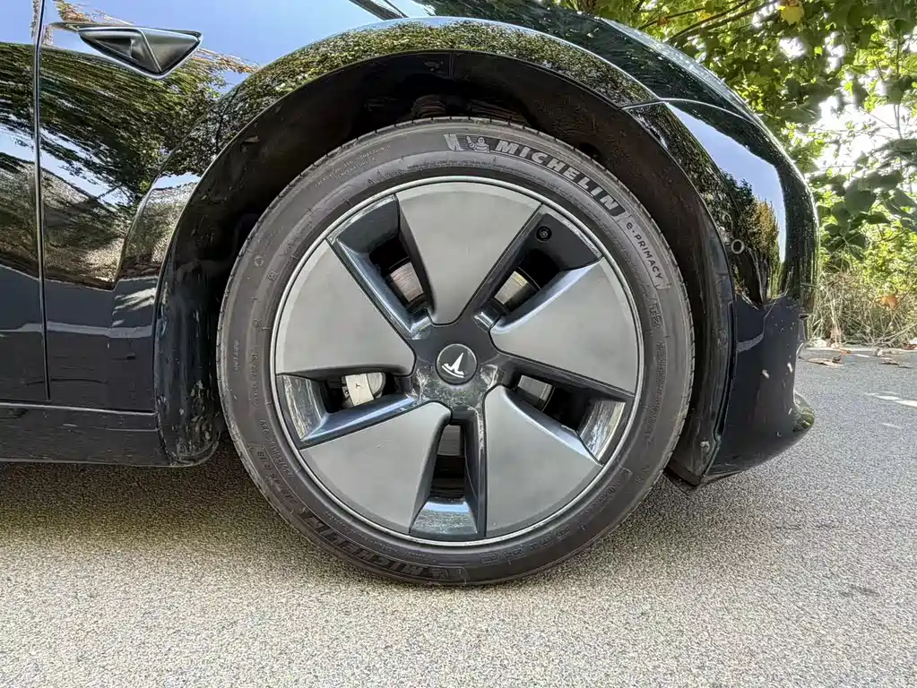 Tesla Model 3 — фото 17